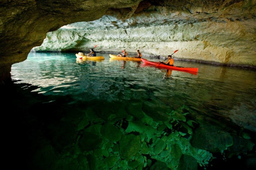 Descobrint l'interior d'una cova amb kayak (Foto: Artiem).